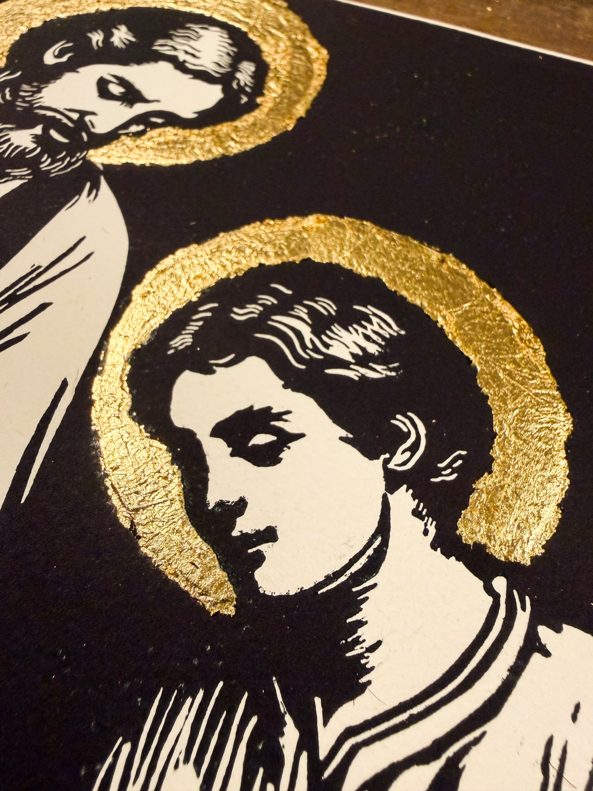Détail de la dorure à la feuille sur les halos