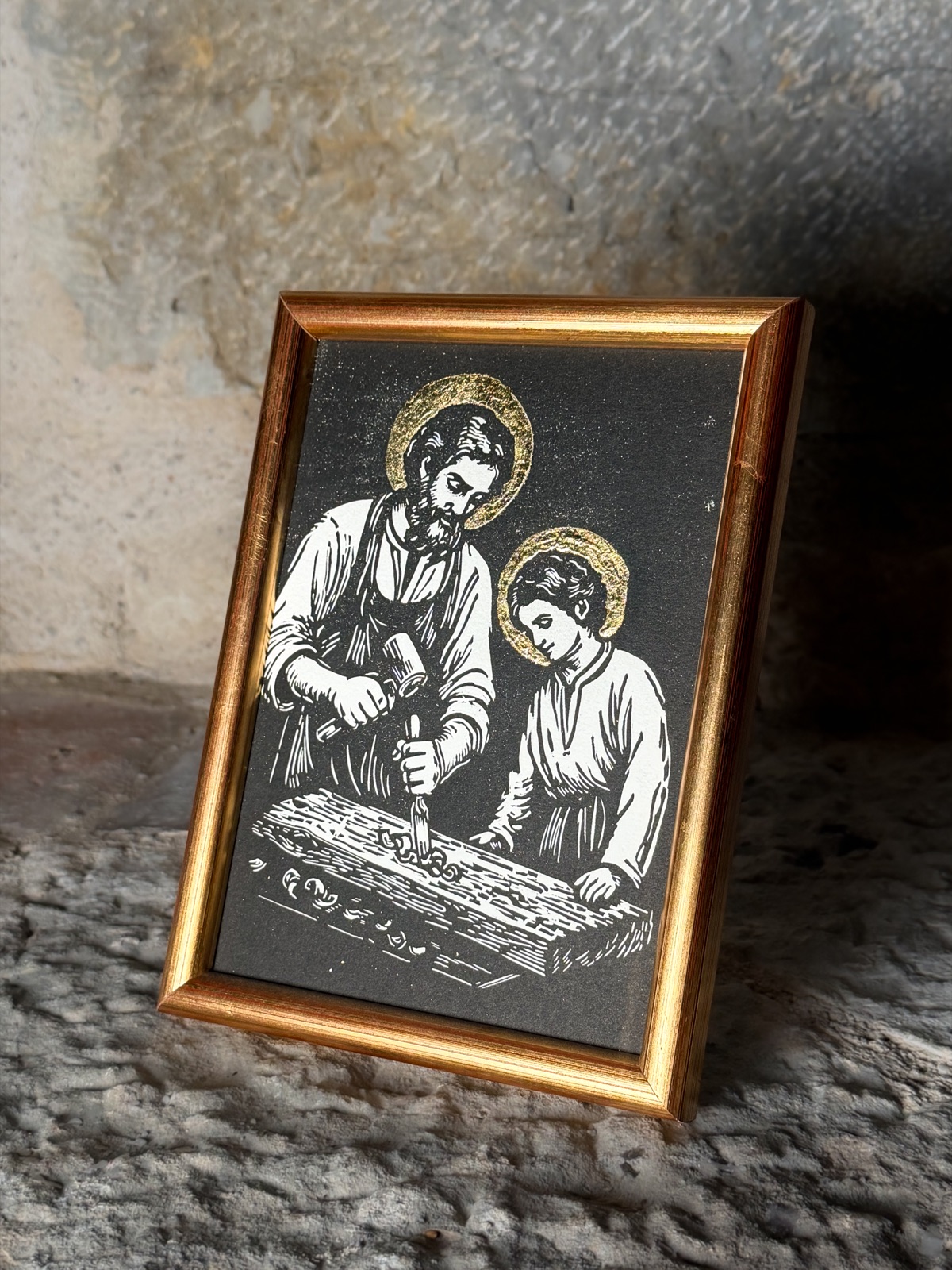 Estampe de saint Joseph enseignant son métier de charpentier au Christ enfant, encre noire et halos dorés — tirage sur papier présenté encadré