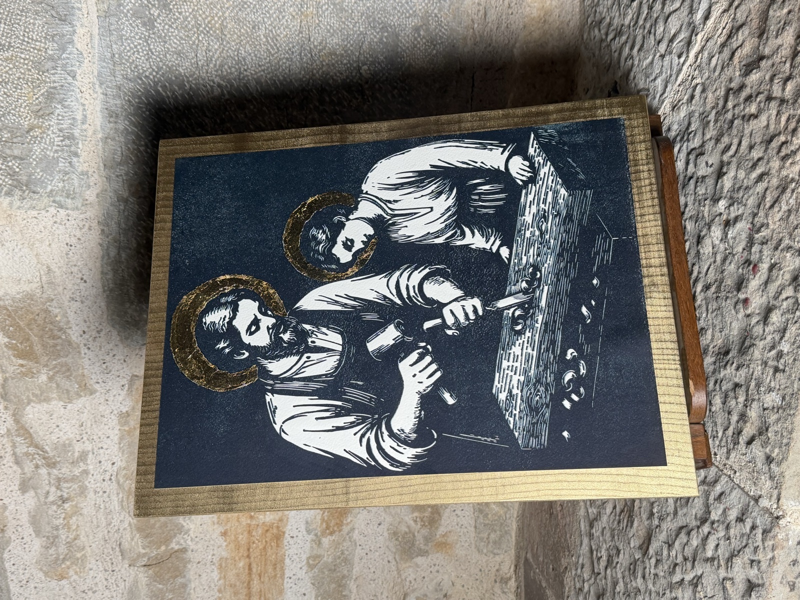 Grande icône sur panneau de pin du Jura : estampe de saint joseph enseignant son métier de charpentier au christ enfant, encre noire et halos dorés