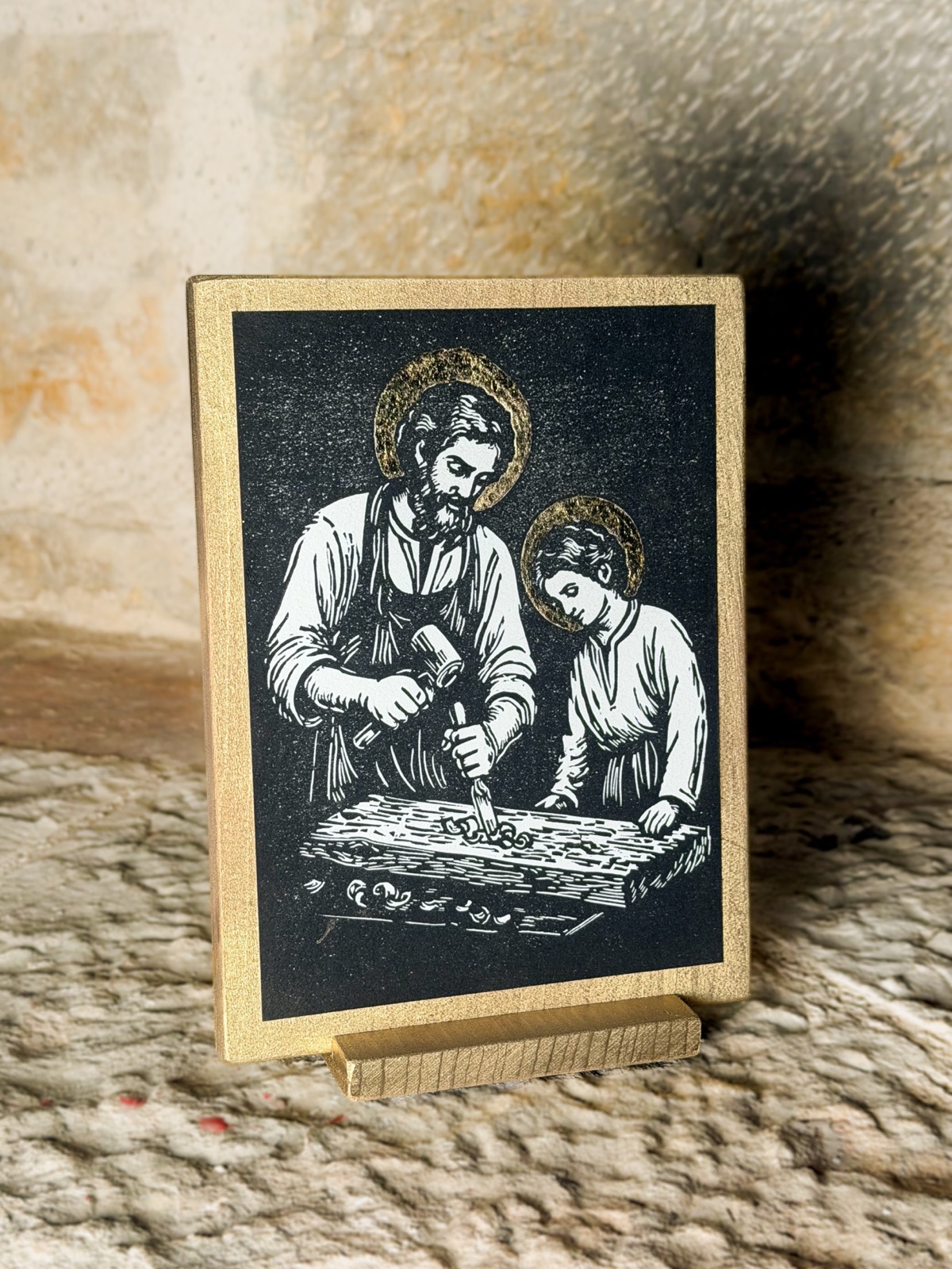 Icône sur panneau de pin du Jura : estampe de saint joseph enseignant son métier de charpentier au christ enfant, encre noire et halos dorés